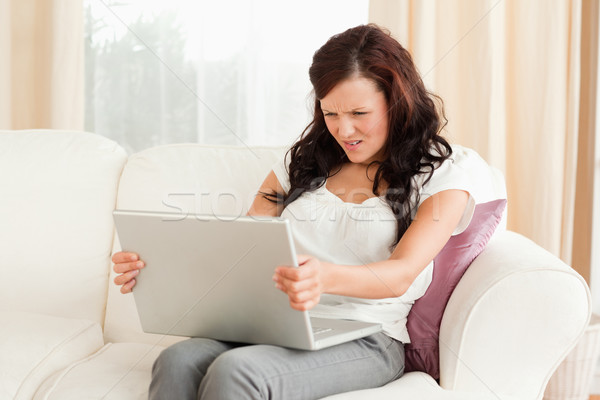 Vrouw lezing mail woonkamer gelukkig laptop Stockfoto © wavebreak_media