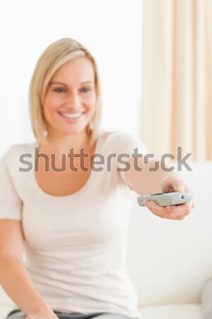 улыбающаяся женщина Смотря телевизор камеры Focus стороны женщину Сток-фото © wavebreak_media