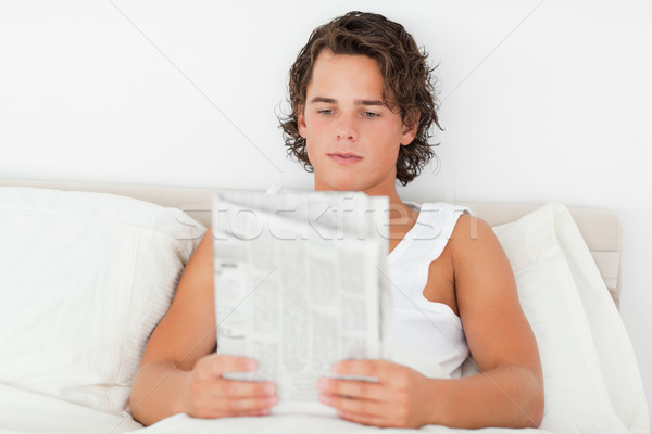 Młody człowiek czytania gazety sypialni świetle biznesmen Zdjęcia stock © wavebreak_media