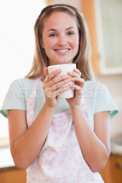 Porträt Frau trinken Tasse Kaffee Küche Stock foto © wavebreak_media