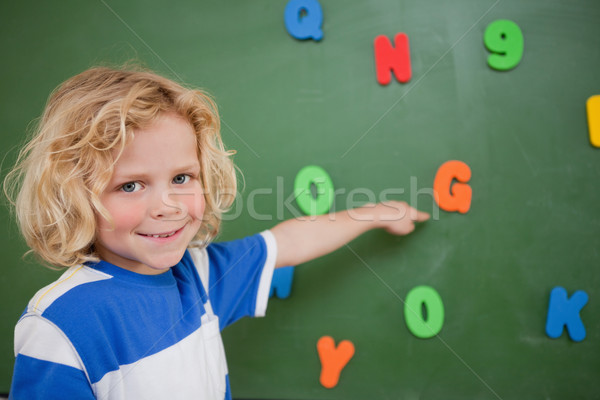 Schooljongen wijzend brief Blackboard gezicht school Stockfoto © wavebreak_media