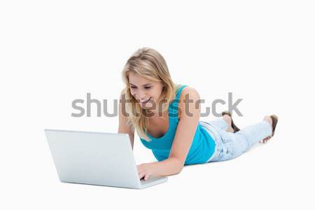 Stockfoto: Jonge · glimlachende · vrouw · vloer · laptop · witte · gelukkig