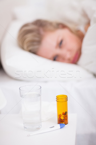 溫度計 表 女子 床 疼痛 商業照片 © wavebreak_media