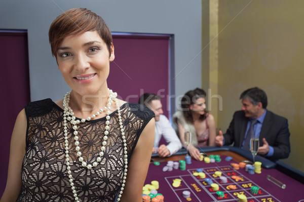 Uśmiechnięta kobieta stałego ruletka tabeli kasyno ceny Zdjęcia stock © wavebreak_media
