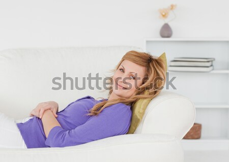 Conmocionado expresivo mujer sesión sofá Foto stock © wavebreak_media