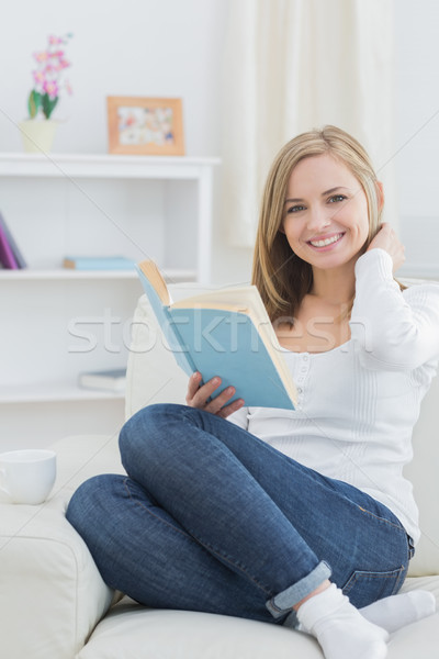 Portré boldog nő mesekönyv otthon fiatal nő Stock fotó © wavebreak_media