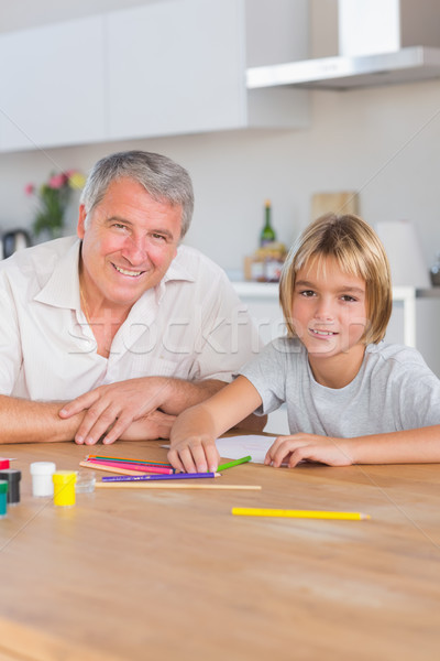 Foto d'archivio: Nipote · nonno · guardando · fotocamera · disegni · cucina