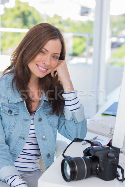 Glimlachend fotograaf bureau computer moderne kantoor Stockfoto © wavebreak_media