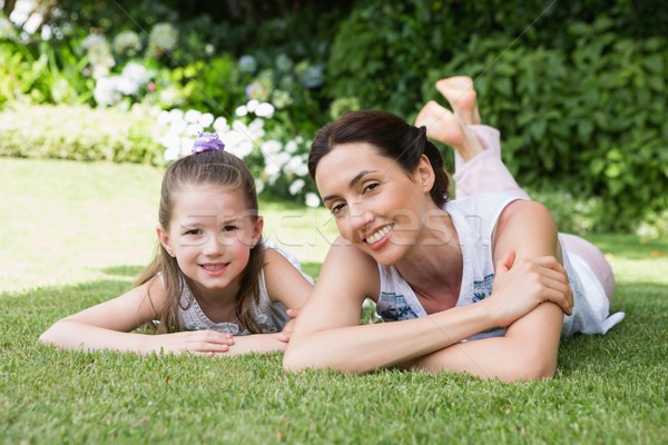 Foto stock: Madre · hija · sonriendo · cámara · fuera · jardín