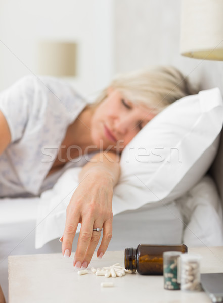 Femme dormir lit pilules premier plan Photo stock © wavebreak_media
