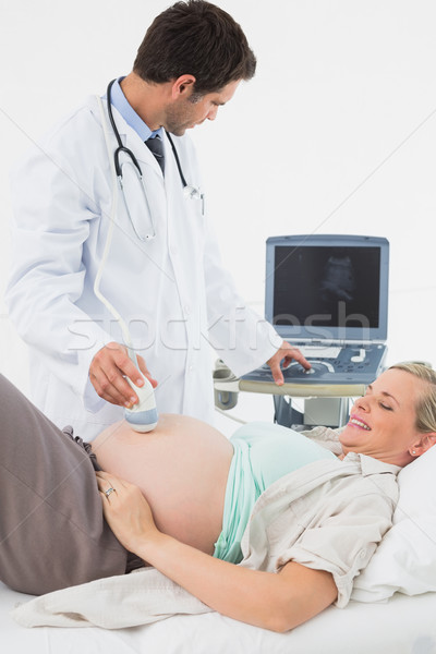 Stok fotoğraf: Gülen · hamile · kadın · ultrason · taramak · hastane · adam