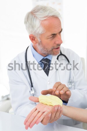Medico di sesso maschile impulso medici ufficio medico Foto d'archivio © wavebreak_media