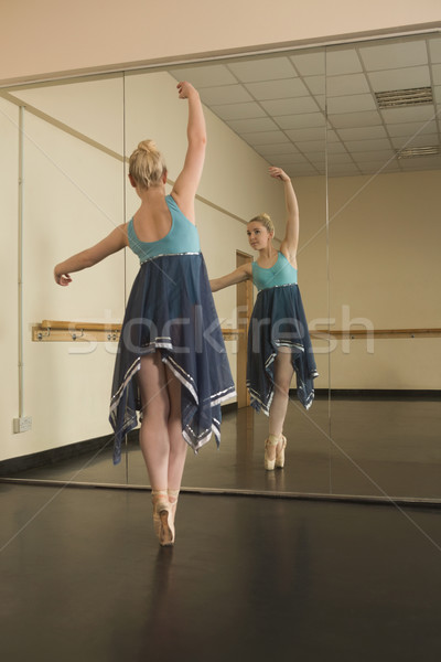 Hermosa bailarina baile espejo danza estudio Foto stock © wavebreak_media