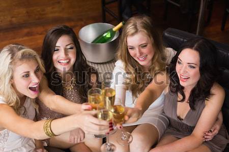 Stockfoto: Mooie · vrienden · vergadering · omhoog · drinken · bar