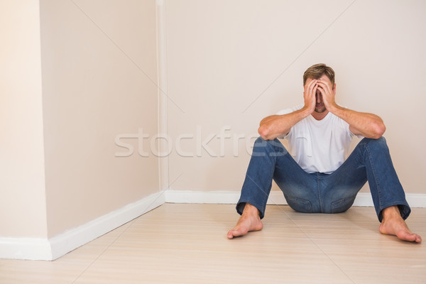 [[stock_photo]]: Déprimée · homme · séance · étage · salle · vide · maison