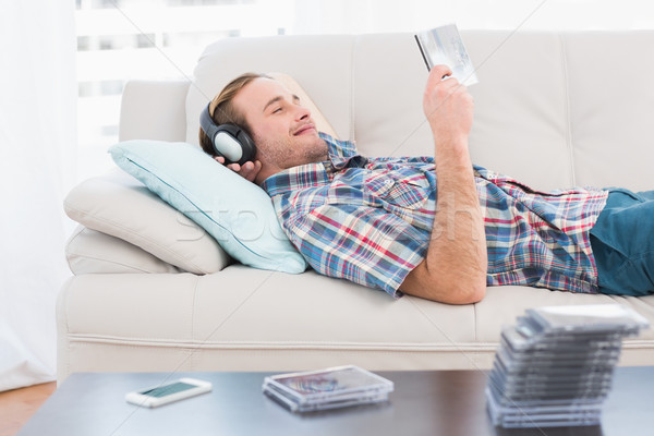 Сток-фото: человека · прослушивании · музыку · диван · домой
