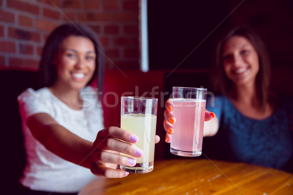 Gelukkig vrienden bar tabel Stockfoto © wavebreak_media