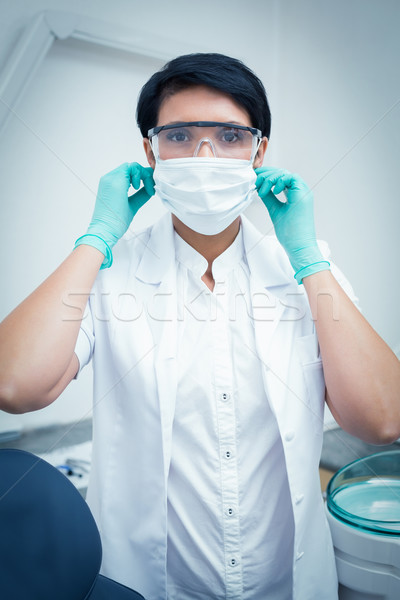 Foto stock: Dentista · mascarilla · quirúrgica · gafas · de · seguridad · retrato · femenino