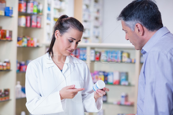 Gyakornok vásárló beszél gyógyszer gyógyszertár orvosi Stock fotó © wavebreak_media