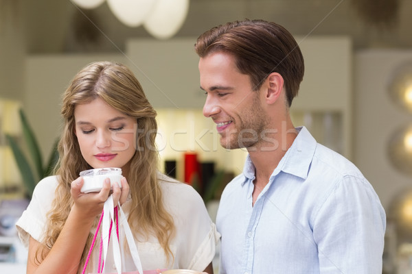 Casal teste amostra produtos de beleza shopping homem Foto stock © wavebreak_media