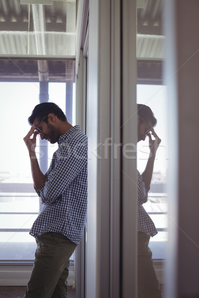 Empresário em pé escritório vista lateral projeto fones de ouvido Foto stock © wavebreak_media