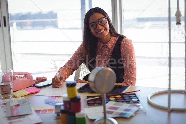 Zdjęcia stock: Portret · kobieta · interesu · piśmie · papieru · biuro · twórczej