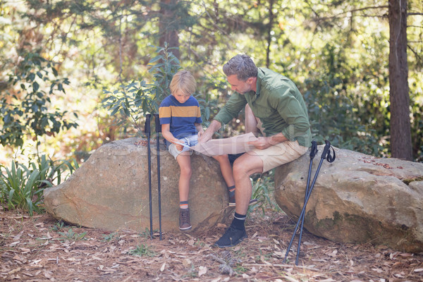 Père en fils lecture homme forêt randonnée papier [[stock_photo]] © wavebreak_media