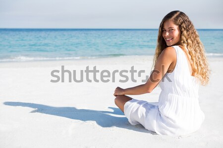 Mujer meditando playa arena naturaleza Foto stock © wavebreak_media
