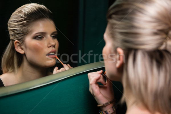 Kobieta usta połysk patrząc lustra Zdjęcia stock © wavebreak_media