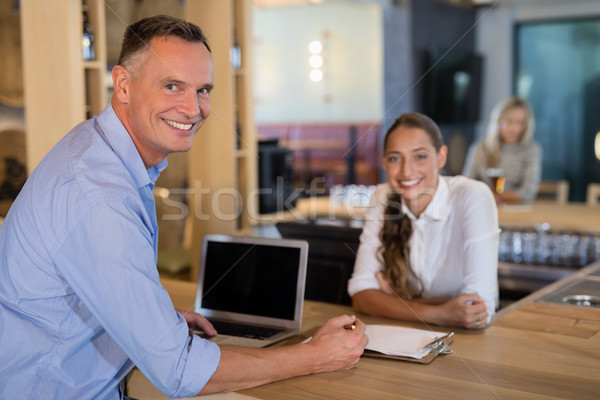 Stockfoto: Glimlachend · manager · barman · permanente · bar · counter