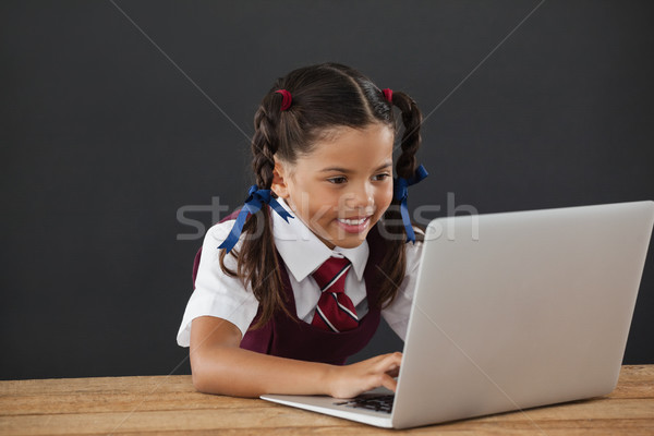 Iskolás lány laptopot használ iskolatábla osztályterem számítógép gyermek Stock fotó © wavebreak_media