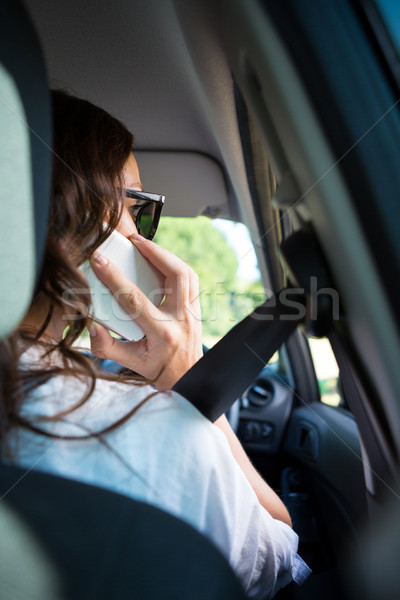 Mujer hablar teléfono móvil conducción coche Foto stock © wavebreak_media