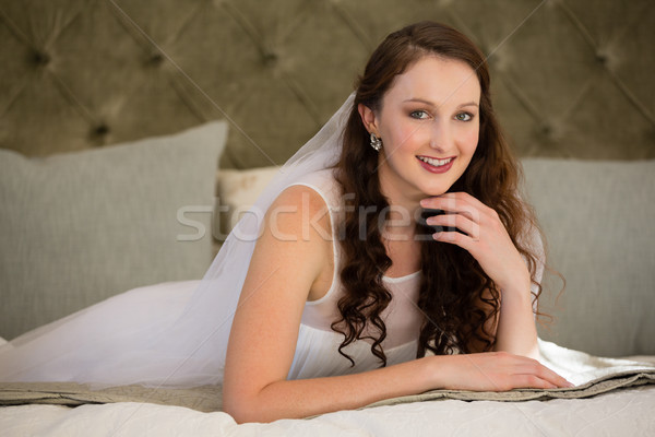 Portret frumos mireasă rochie de mireasa pat acasă Imagine de stoc © wavebreak_media
