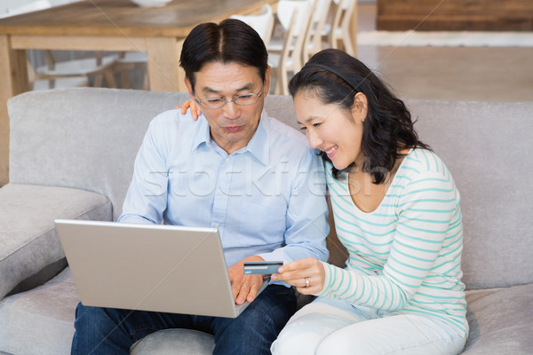 Foto stock: Feliz · casal · compras · on-line · sofá · computador