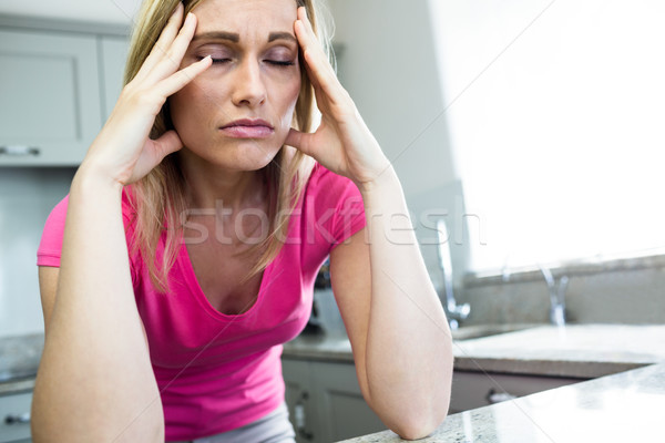 ストックフォト: 疲れ · 片頭痛 · キッチンカウンター · 女性