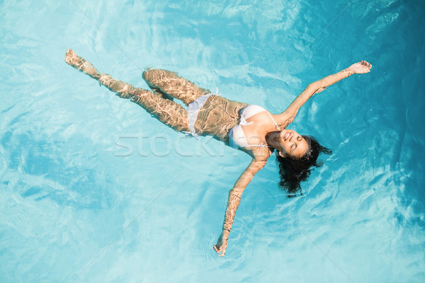 Gyönyörű nő fehér bikini lebeg úszómedence napos idő Stock fotó © wavebreak_media