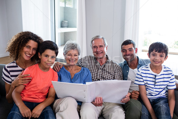 Portrait famille heureuse séance canapé regarder photo [[stock_photo]] © wavebreak_media