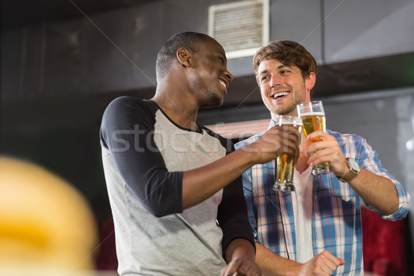 Foto stock: Feliz · amigos · beber · bar · hombre · restaurante