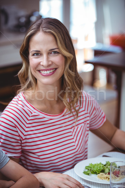 Uśmiechnięta kobieta posiedzenia stół portret kobieta domu Zdjęcia stock © wavebreak_media