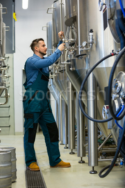 Munkás dolgozik sörfőzde figyelmes technológia ipar Stock fotó © wavebreak_media