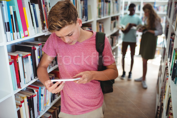 Atento estudante digital comprimido biblioteca escolas Foto stock © wavebreak_media