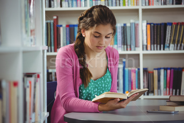 Figyelmes iskolás lány olvas könyv könyvtár iskola Stock fotó © wavebreak_media