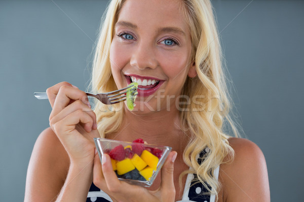 Retrato mujer comer ensalada de fruta tazón frutas Foto stock © wavebreak_media