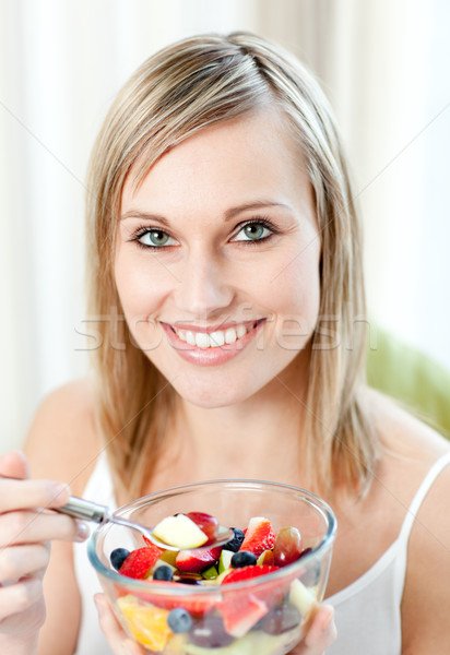 Femme manger salade de fruits maison alimentaire [[stock_photo]] © wavebreak_media