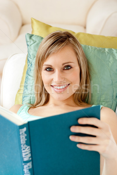 Encantador mujer lectura libro sofá retrato Foto stock © wavebreak_media