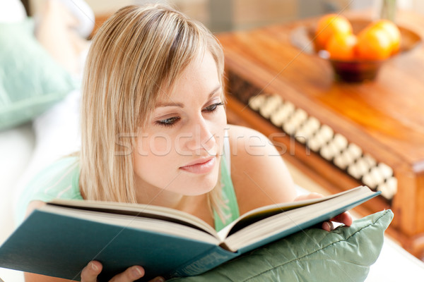 [[stock_photo]]: Sérieux · femme · lecture · livre · canapé · portrait