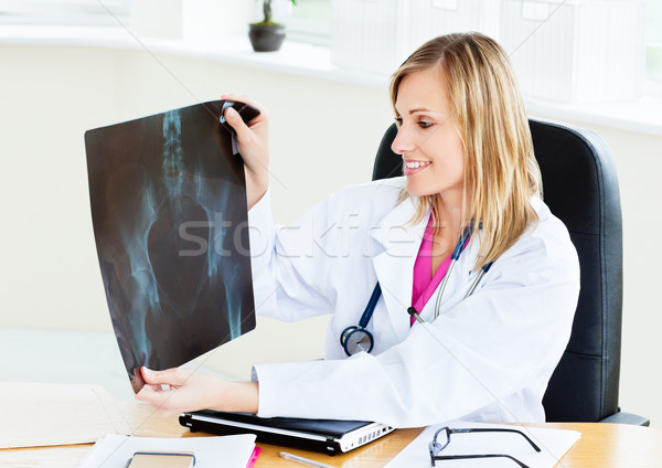 Mosolyog női néz röntgen iroda orvos Stock fotó © wavebreak_media