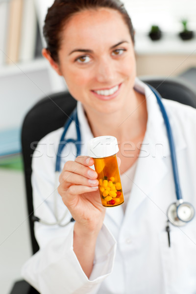Ravi Homme médecin pilules caméra [[stock_photo]] © wavebreak_media