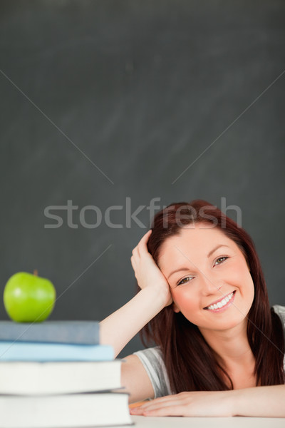 Foto stock: Retrato · estudante · livros · maçã · escolas · fundo