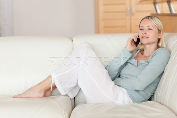 年輕女子 坐在 沙發 聽 呼叫者 電話 商業照片 © wavebreak_media